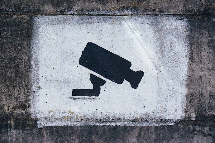 Stilisiertes Graffiti einer Überwachungskamera
